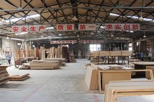 從刨花到粉黛 40歲木匠跨界創辦化妝品廠的逆襲之路
